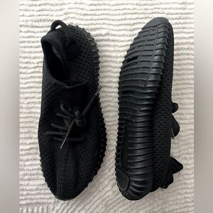New Adidas Yeezys Shoes Size 7 (imitation)